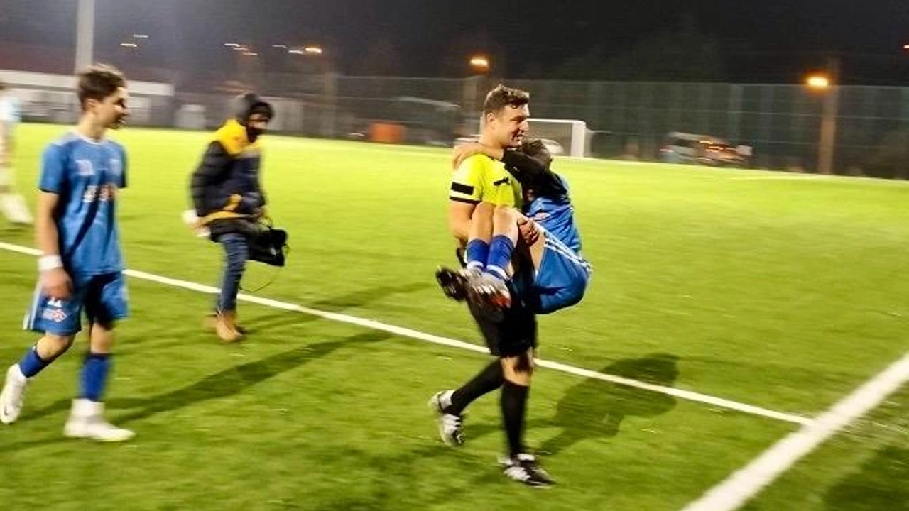  Hakem sakatlanan futbolcuyu kucağında taşıdı